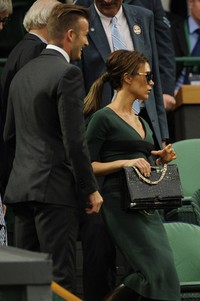 Victoria dan David Beckham datang bersama untuk menyaksikan pertandingan final antara Roger Federer dan Andy Murray. AFP PHOTO/Leon Neal.