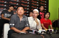 Manajemen Kangen Band menyayangkan Andhika telah mengecewakan label Warner Music karena membuat kontrak dengan pihak lain. Seharusnya Andhika tidak melakukan hal tersebut karena kontrak kerja Andhika dan Warner Music masih panjang. Herianto Batubara/detikcom.