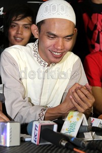 Dengan mencemarkan kontrak yang telah disepakati, Warner Music pun tidak lagi mau menganggap Andhika sebagai vokalis Kangen Band. Herianto Batubara/detikcom.