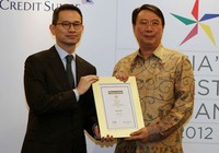 Direktur PT Astra International Tbk Gunawan Geniusahardja (kanan) menerima penghargaan dari Managing Director Credit Suisse Robby Winarta dalam acara Finance Asia Best Managed Companies 2012 di Indonesia di Hotel Mandarin Oriental, Jakarta (10/7). (dok Astra)