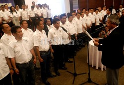Djohar melantik secara resmi pengurus PSSI Sulsel periode 2012-2016, yang dipimpin Abadi Sirajuddin. (M Nur Abdurrahman/detikcom).