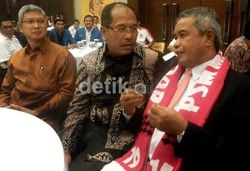 Djohar berbincang dengan Walikota Makassar, Ilham Arif Sirajuddin, yang merupakan kakak kandung ketua PSSI Sulsel. (M Nur Abdurrahman/detikcom).