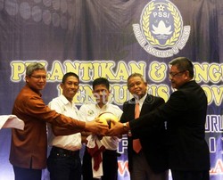 Dalam rangkaian pelantikan ini, Djohar juga membuka secara resmi kompetisi Liga JK yang akan diikuti 24 klub kabupaten se-Sulsel. (M Nur Abdurrahman/detikcom).