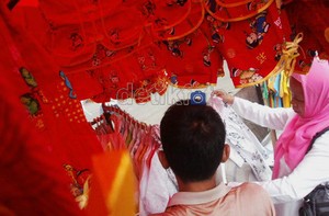 Jelang Puasa & Lebaran, RI Kebanjiran Pakaian Impor