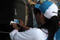 Seorang petugas tengah menempelkan stiker kepada pengunjung yang memeriksakan kondisi ban nya di acara Bridgestone Tire Safety Campaign yang berlangsung hari ini di Rest Area KM 57 Tol Jakarta - Cikampek. (dok. Bridgestone)