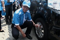 Presiden Direktur PT. Bridgestone Tire Indonesia, Junichi Kumano tengah memeriksa ban pengunjung. (dok. Bridgestone)