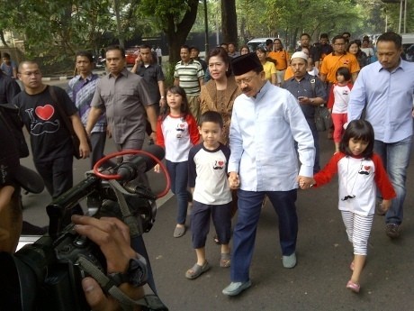 Keluarga Foke Kenakan Pin, Kalung dan Cincin Berbentuk Kumis