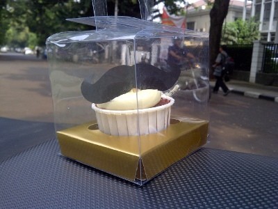 Timses Bagikan Kue Kumis di TPS Tempat Foke Nyoblos