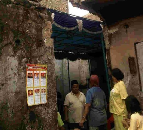 Korban Kebakaran Tambora Mencoblos di Tengah Puing