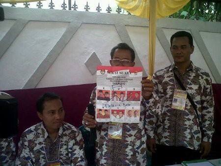 KPPS di Cipete Coret Surat Suara yang Digambari Perahu