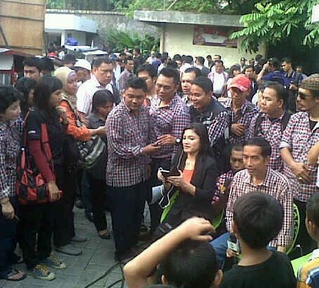 Ibunda Dampingi Jokowi di Markas Pemenangan