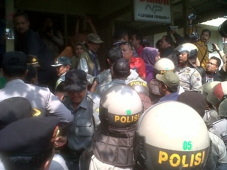 Warga Ikut Menghalangi, Eksekusi Rumah di Semarang Ricuh
