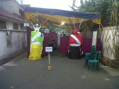 Ondel-ondel Hiasi TPS Tempat Mencoblos Hendardji