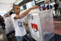 Para penghuni lapas Cipinang itu turut menggunakan hak pilihnya