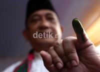 Hendardji menunjukkan jari kelingkingnya yang telah dicelupkan ke tinda.