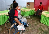 Para penyandang cacat secara bergantian melakukan pencoblosan di bilik suara TPS 058. Ramses/detikcom.