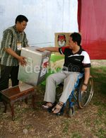 Penyandang Cacat Ikut Nyoblos