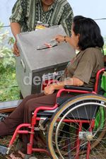Penyandang Cacat Ikut Nyoblos