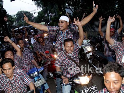 Menang Quick Count, Pendukung Jokowi Konvoi