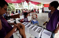 Menurut sejumlah hasil lembaga survei, untuk sementara Jokowi mengungguli pasangan cagub lainnya.