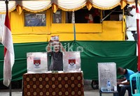Selain di Pasar Tanah Abang, TPS 47 di sepanjang rel Tanah Abang-Petamburan juga diserbu warga yang akan melakukan pencoblosan.