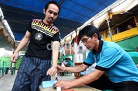 Seorang warga mencelupkan jarinya ke tinda sebagai bukti sudah menyalurkan hak suara.