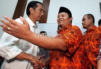Hidayat menyambut kedatangan Jokowi di posko Hidayat-Didik Center (HDC), Jl Warung Buncit No. 30, Jakarta Selatan.