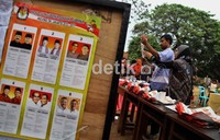 Petugas Kelompok Penyelenggara Pemungutan Suara (KPPS) melakukan penghitungan surat suara di Manggarai Selatan, Jakarta.
