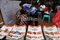 Dari empat TPS di Kelurahan Manggarai, pasangan Jokowi-Ahok dan Foke-Nara bersaing ketat.