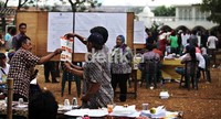 Menurut sejumlah lembaga survei, untuk sementara Jokowi mengungguli 5 pasangan cagub lainnya.