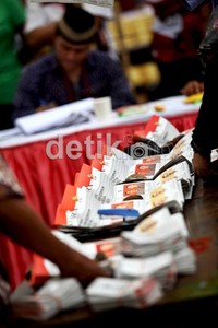 Menurut Quick count Prisma yang ditayangkan RCTI, suara masuk sudah 97,4%. Hasil sementara Jokowi-Ahok mendapat 42,75% dan Foke-Nara mendapat 34,53%.