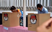 Mayangsari dan Bambang pun terlihat bersebelahan saat menyalurkan suara mereka.