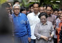 Mega, Taufiq, dan Jokowi berjalan kaki menuju TPS 031.