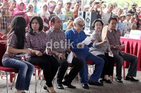 Mega dan Taufiq duduk menunggu antrean di TPS.