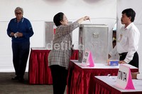 Mega memasukkan surat suara ke kotak suara.