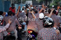 Dengan berbaju kotak-kotak mereka mengibarkan bendera Jokowi.