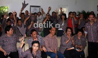 Pendukung Jokowi melakukan nonton bareng hasil survei di Jalan Borobudur No 22, Jakarta Pusat, Rabu (11/7/2012).