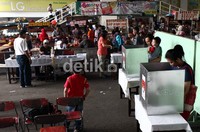 Warga secara bergantian melakukan pencoblosan di bilik suara.