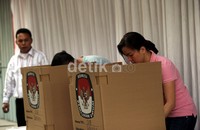 Warga melakukan pencoblosan dari bilik suara. Berdasarkan daftar pemilih tetap terakhir tercatat 6.962.348 orang berhak memberikan suara saat pencoblosan.