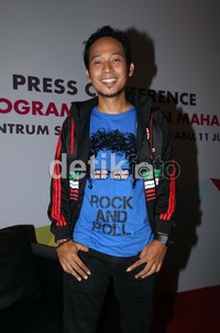 Setiap hari, pasti selalu ada tema yang berbeda-beda. Pastinya acara ini juga dikemas dengan lelucon ala Denny Cagur.