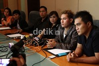 DRayu menggelar jumpa pers perihal permintaan maaf ke Raffi Ahmad atas kasus honor mereka. Herianto Batubara/detikHot.