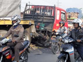 Truk Trailer Terperosok Lubang Box Culvert Driyorejo