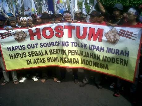 Buruh Hitamkan Jl Thamrin, Akses ke Istana Lumpuh