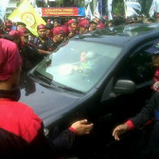 Buruh Gebrak-gebrak Mobil Polwan di Lapangan Banteng