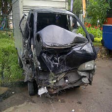 Setir Macet, Mobil Box Tabrak Bus TransJ di Cempaka Putih