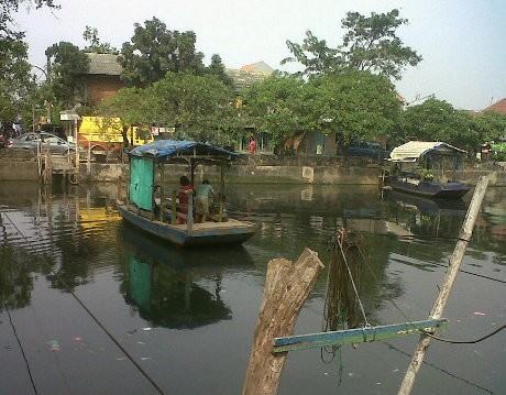 Kotor & Bau Jadi Keluhan Pengguna Kapal di Kali Sunter