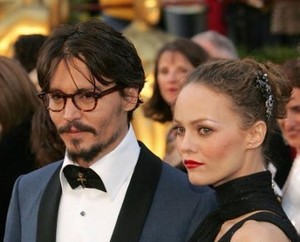 Vanessa Paradis Jauhi Anaknya dari Pacar Baru Johnny Depp