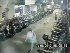 Duh! Wanita Tua Terluka di Jalanan Malaysia Tanpa Ada yang Menolong