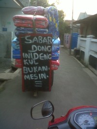 Sebuah papan berukuran besar ditempel di bagian belakang agar pengendara jadi sabar. (Foto Rofiqoh Chaerunisa).