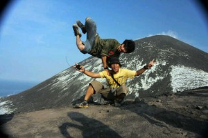 Balap Renang Bareng Penyu Hijau di Pulau Kelapa